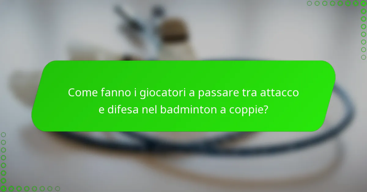 Come fanno i giocatori a passare tra attacco e difesa nel badminton a coppie?